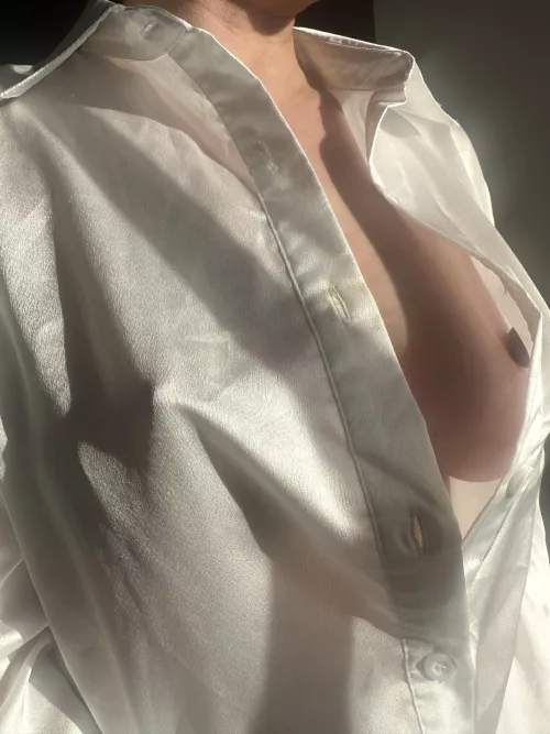 Sunshine, white blouse’s and hard nipples were made for each other.