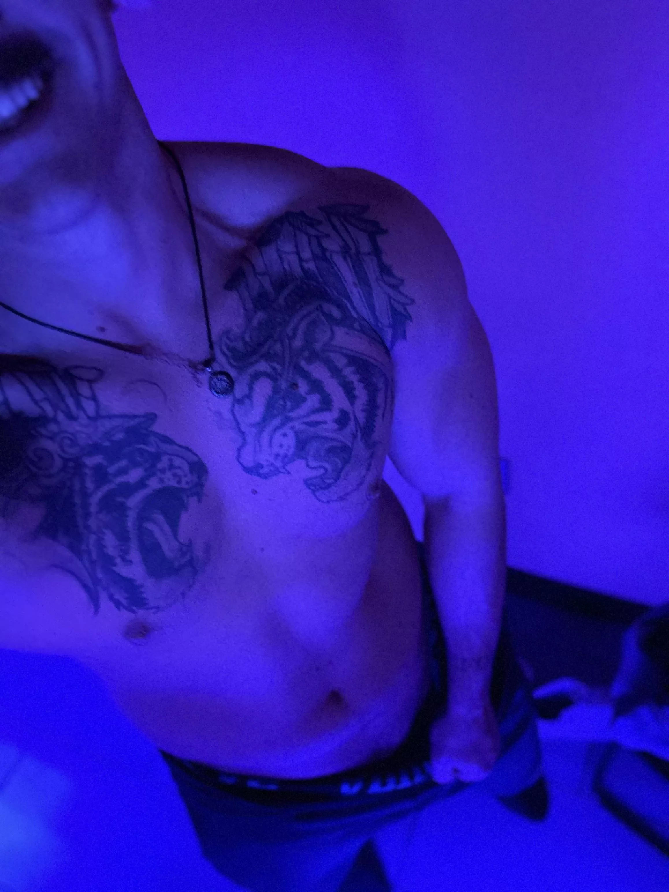 The lighting in the tanning beds are 👌🏼