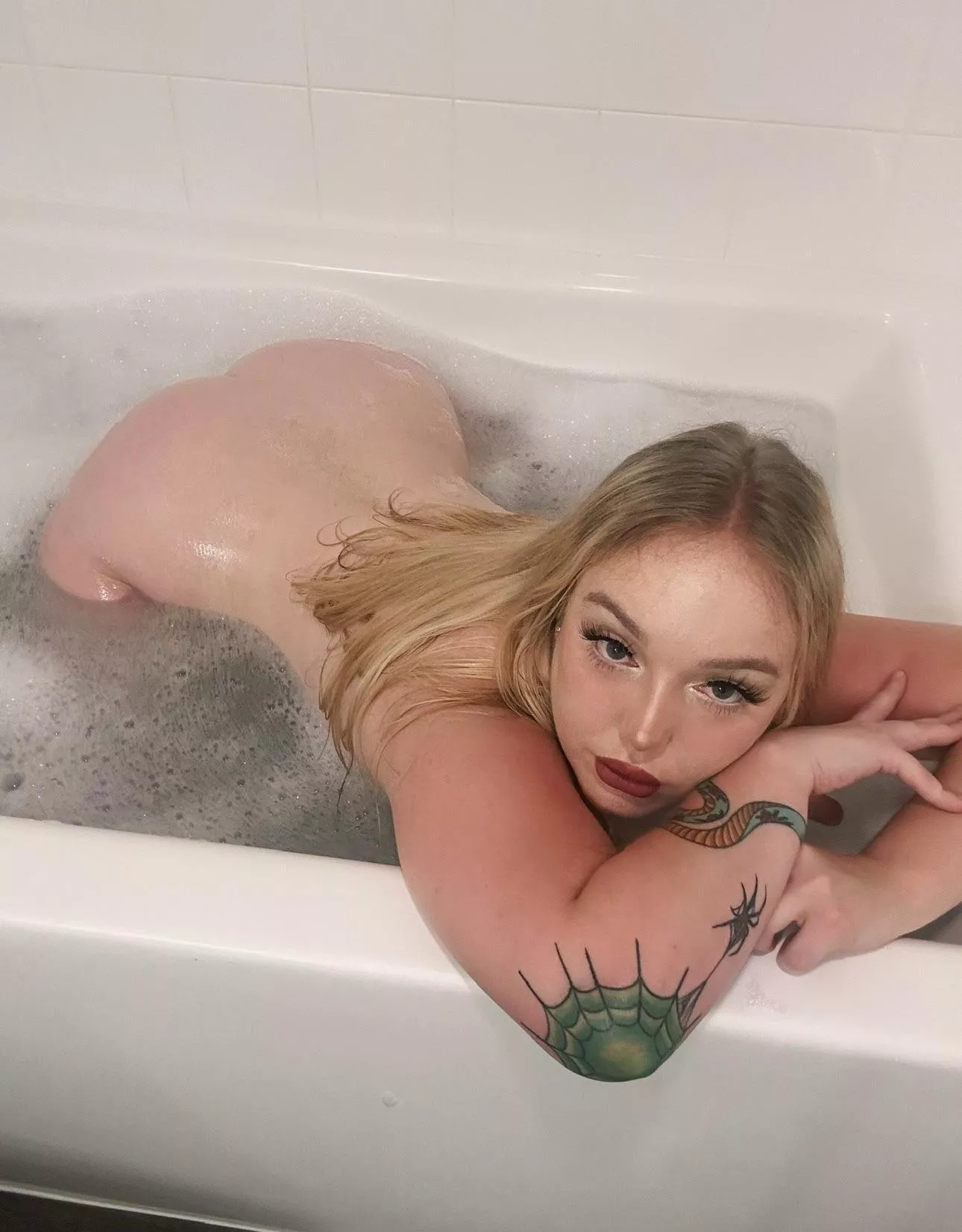 Wanna rub bubbles all over my ass
