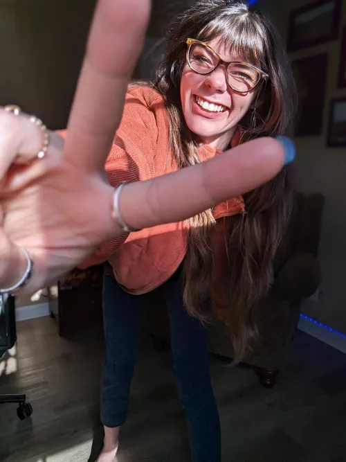 When life gives you sunshine, make a happy peace sign.🌞🕊 🍑 [GFE][PTY]