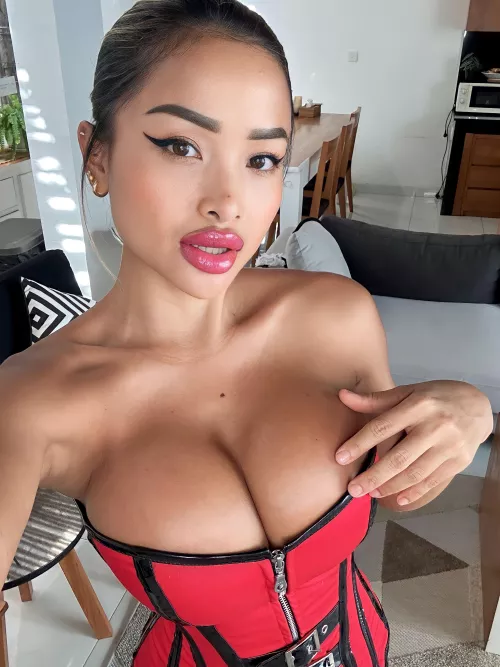 Your Jessica Rabbit 💋