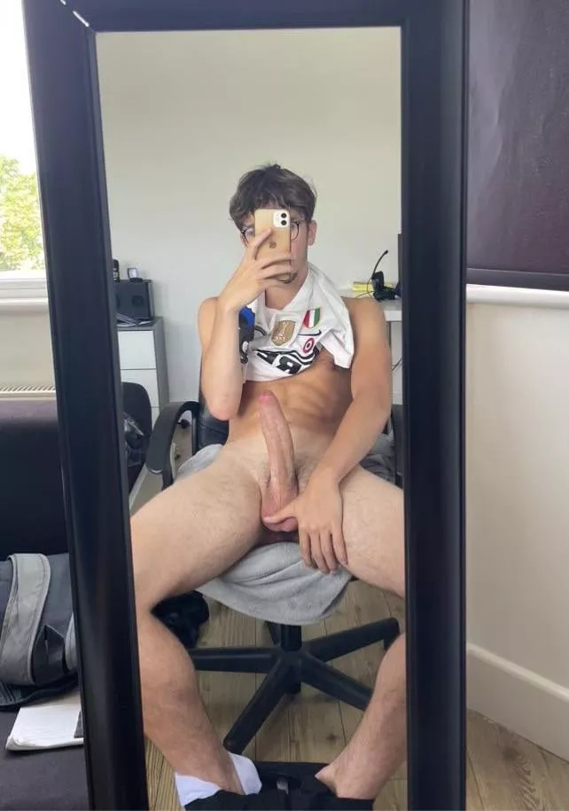 22 6’3 top. Looking for a femboy or a smooth ass bottom to make this dick cum Snap: dangmad69
