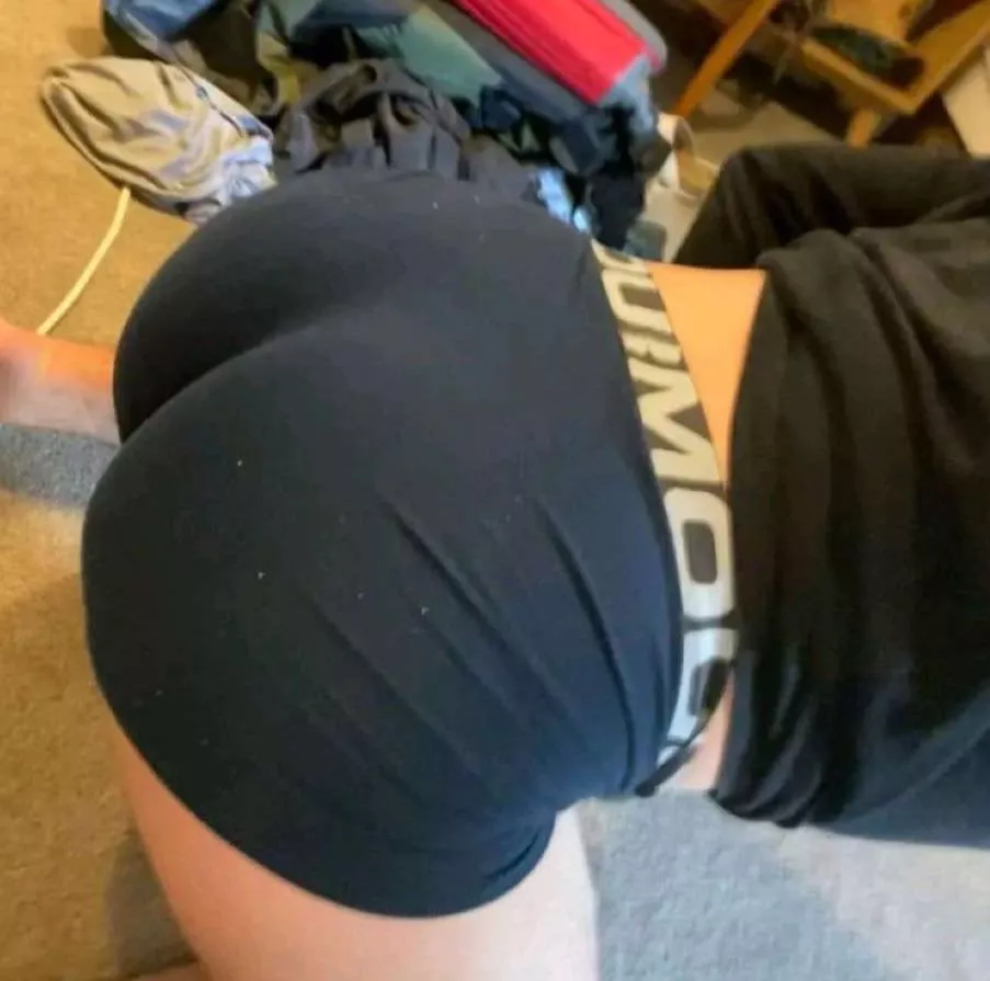 Anyone into 5’6 virgin teen bottoms?