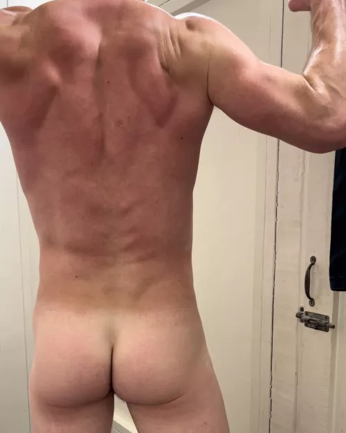 Butt is looking small. Better hit the squat rack.