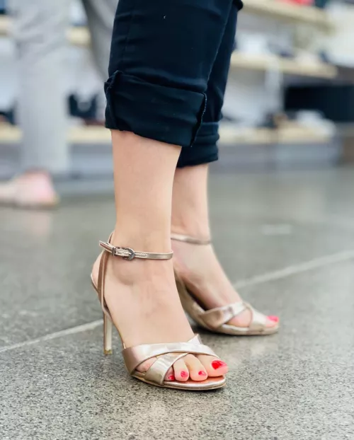 Do my red toes go well with the golden heels? (F)