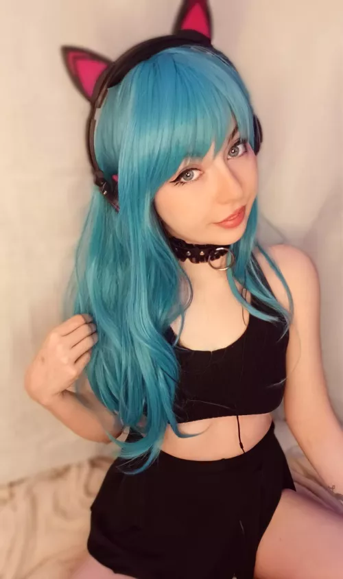 do you like my pretty little collar? 🖤