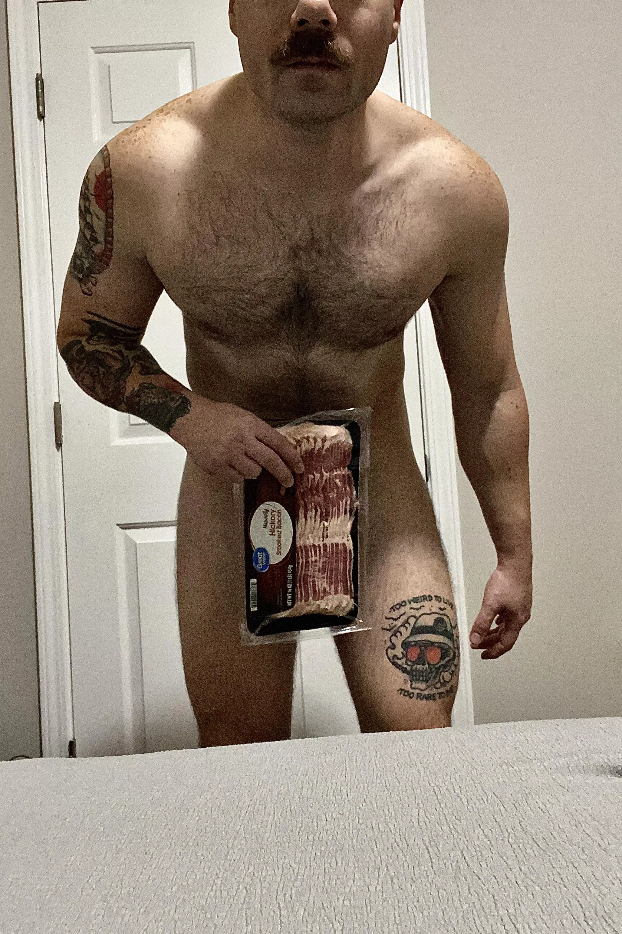 Happy Friday! Just your neighborhood DILF stopping by your bedroom to deliver that meat you asked for. Now open up like a good girl 🥓🦍