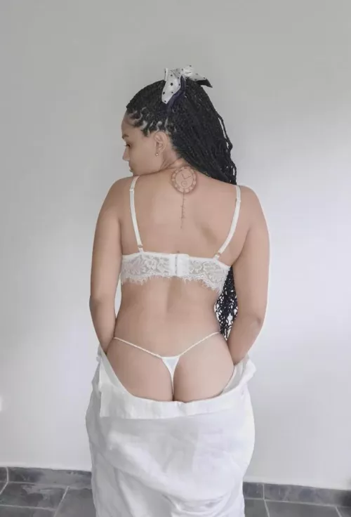 I feel that the color white makes me look sensual, what do you think?