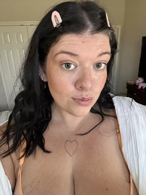 I loved how innocent I looked in the selfie today until I realized that I had trimmed my hair and I had hair all over my nose 😫