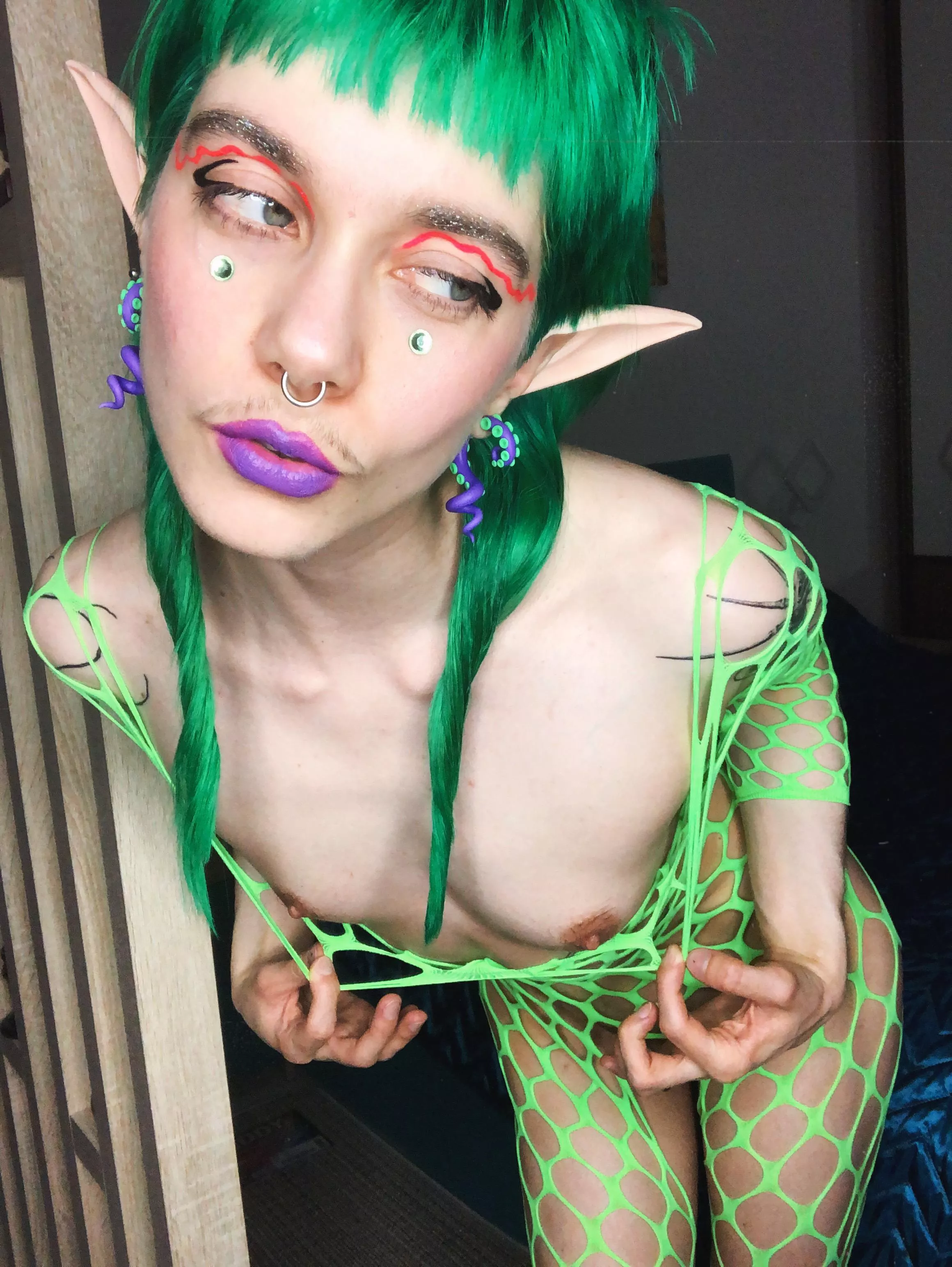 I'm your naughty elf, wanna some ethereal creature? [Enby]