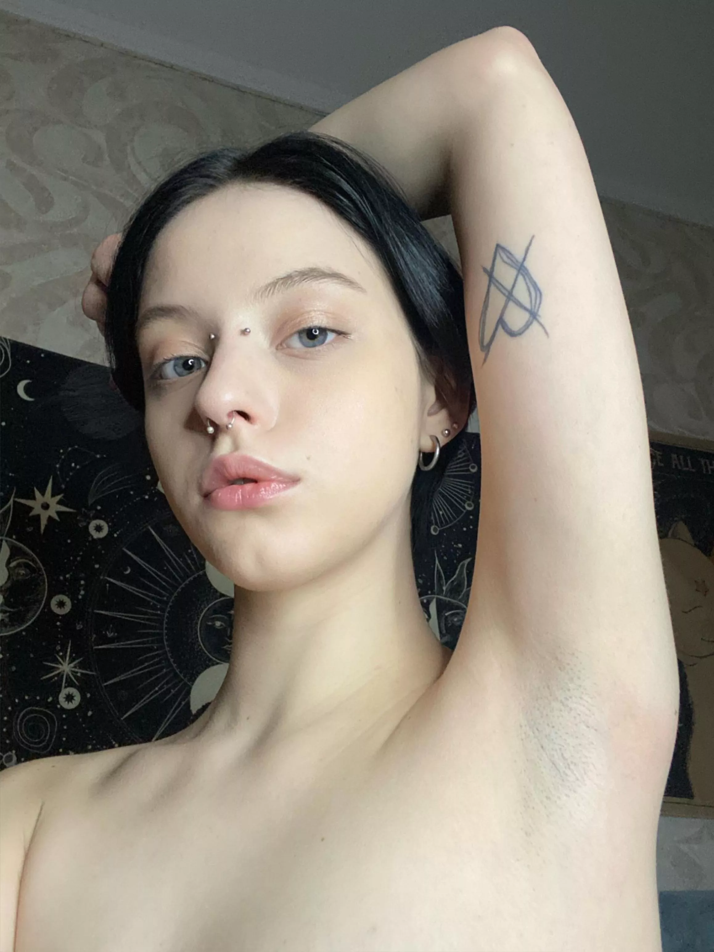 Is there anyone here willing to kiss my armpits, this will be the first time for me