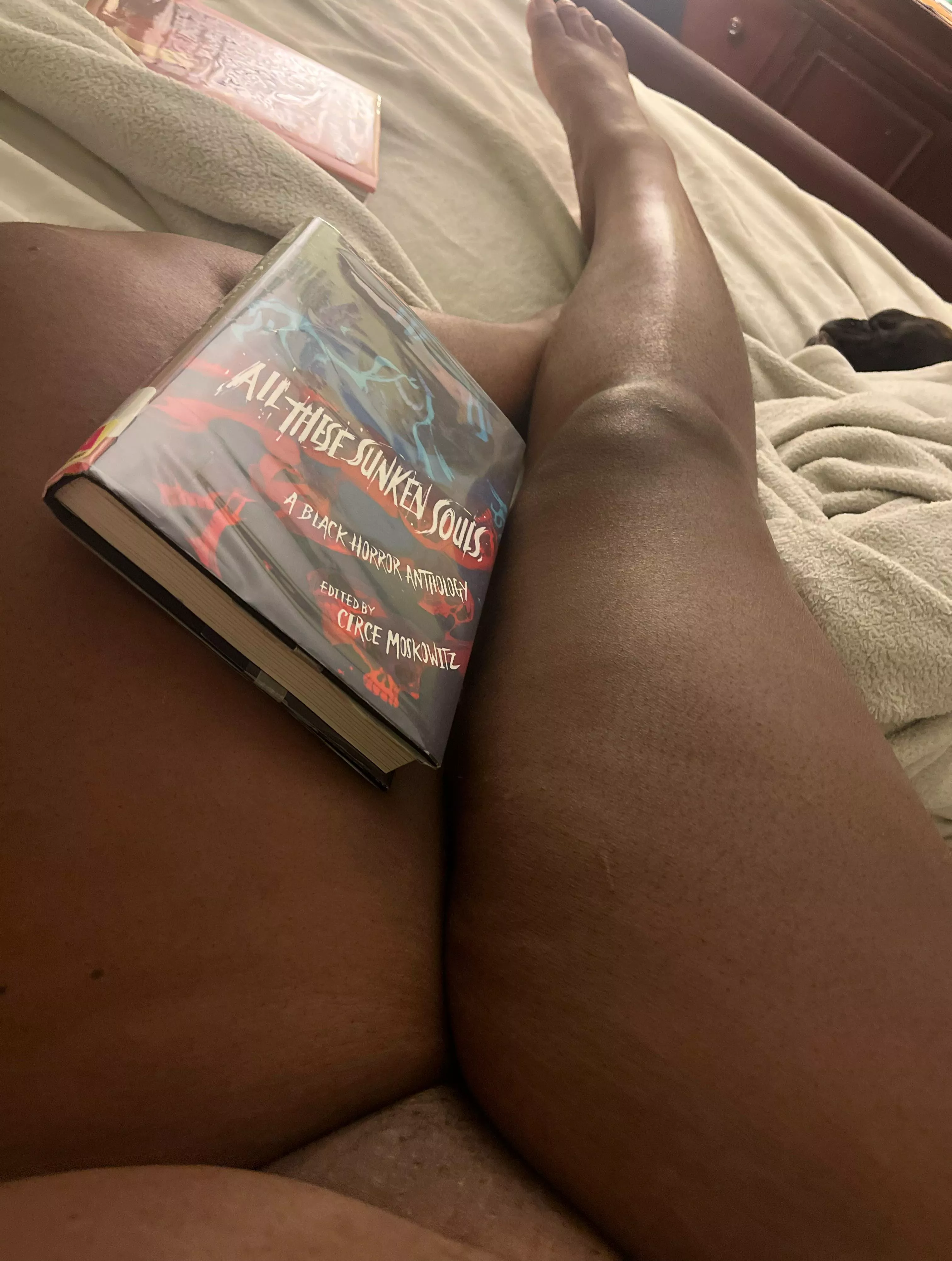just a little reading before bed. wanna join ☺️