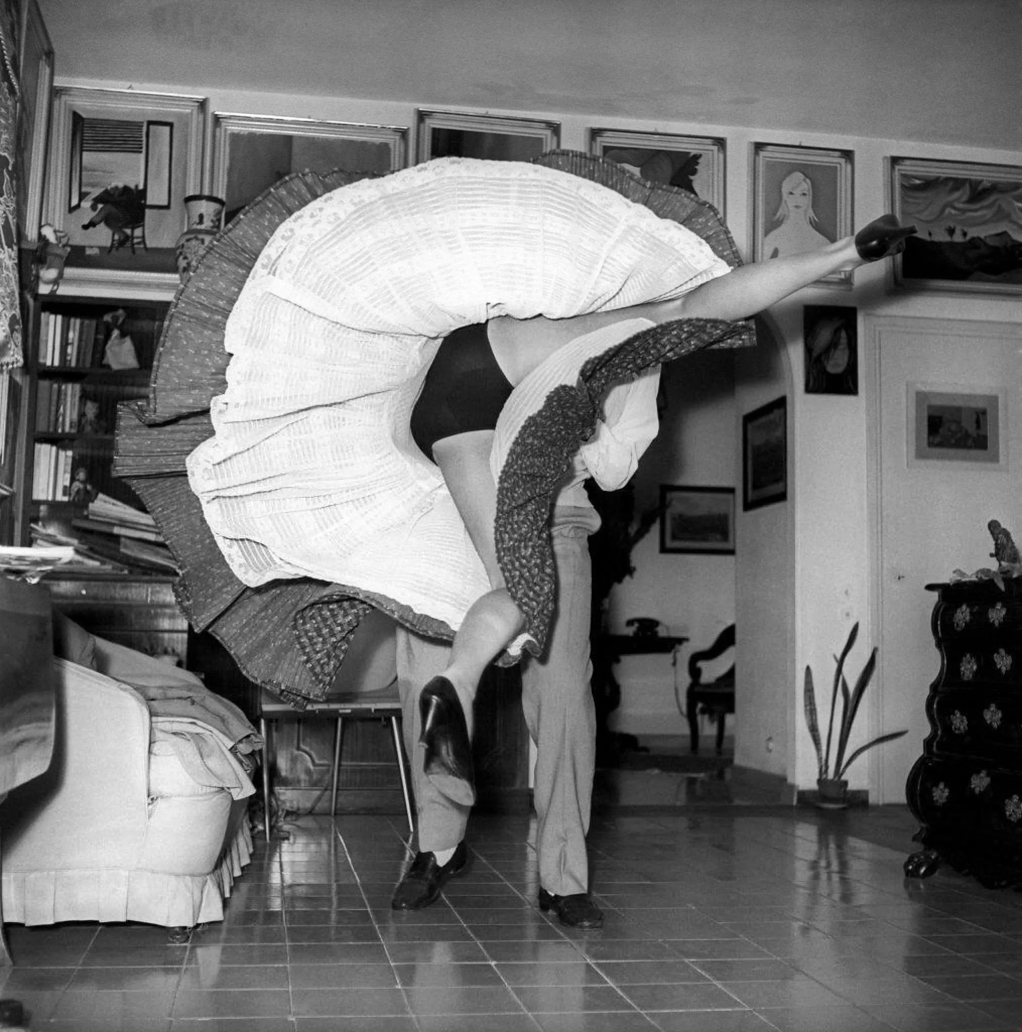 May Britt learning the Acrobatic Rock'n'Roll (1956)