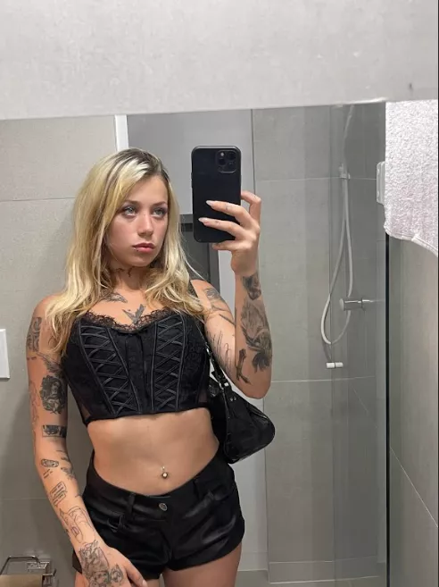 mirror selfie IUTR