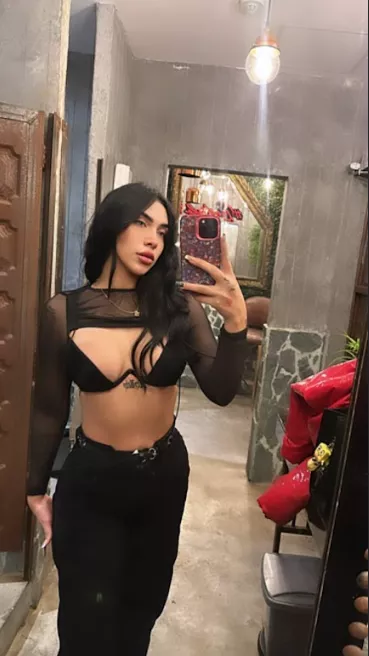 mirror selfie IUTR