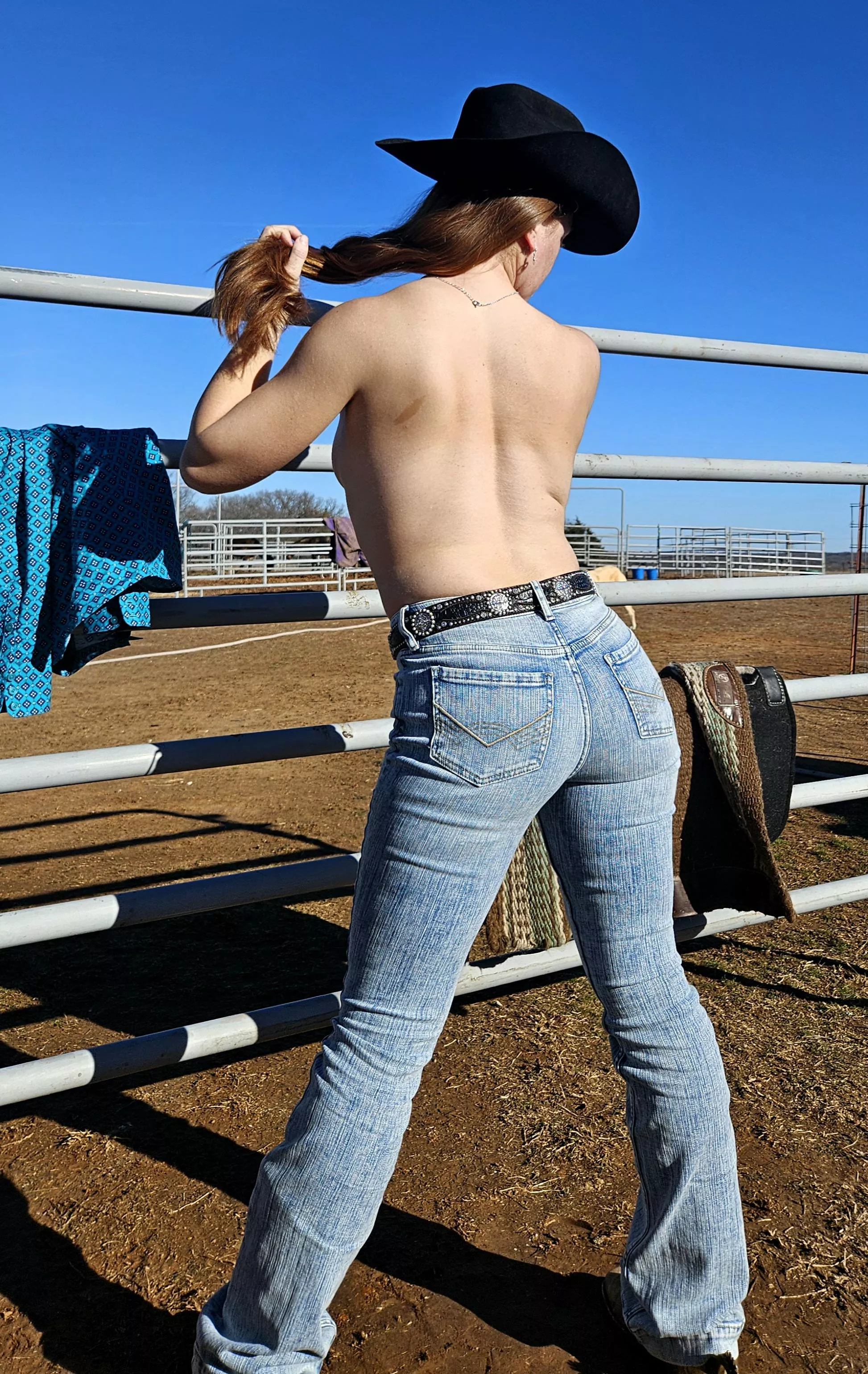Oopsie, I forgot my shirt... 😏