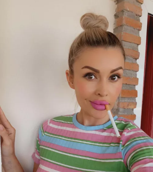 Pink lip smoking 💋🚬