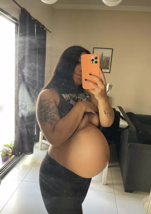 This short t-shirt makes my pregnant belly look bigger