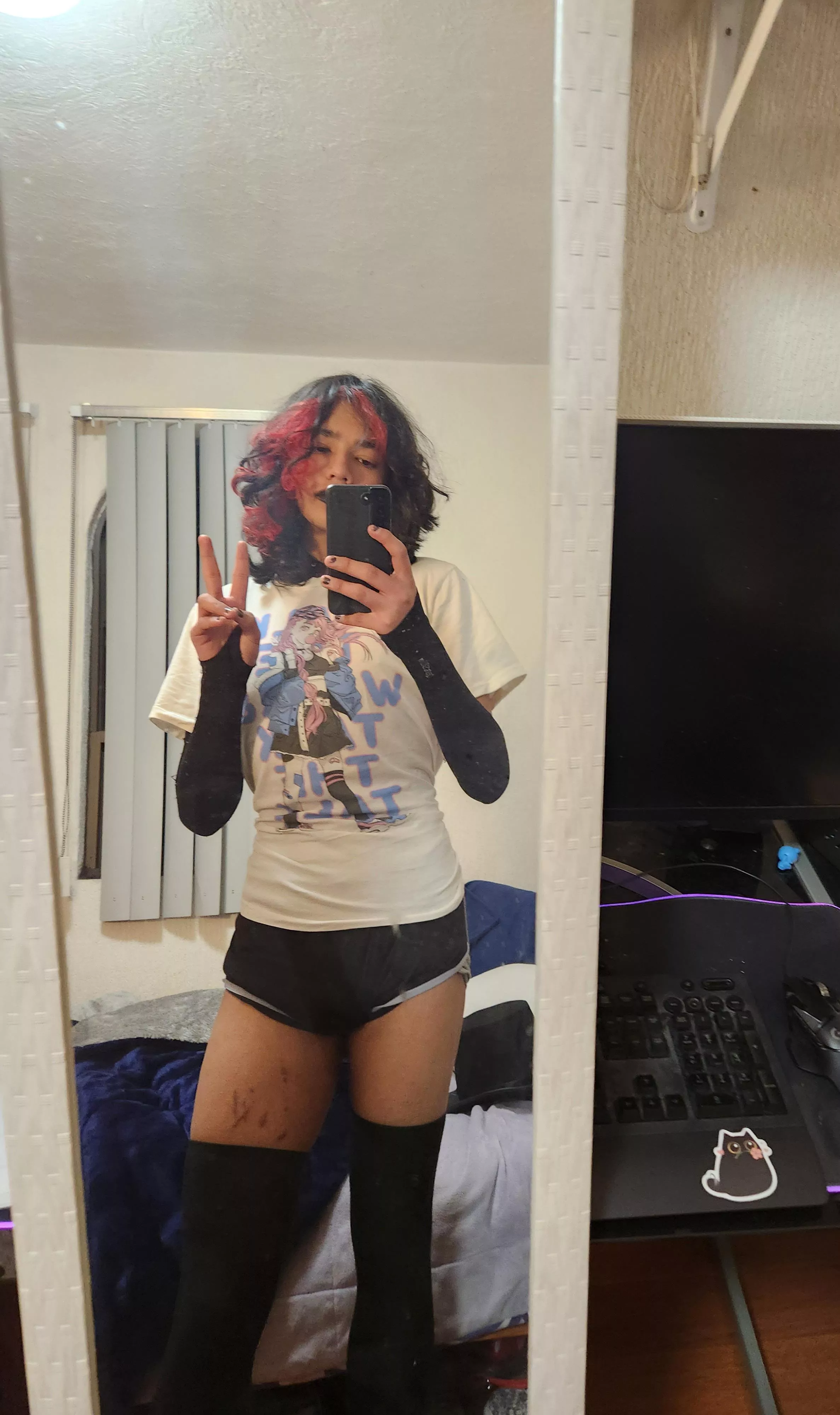 [Tw: scars] After almost a year i can finally use this shirt!