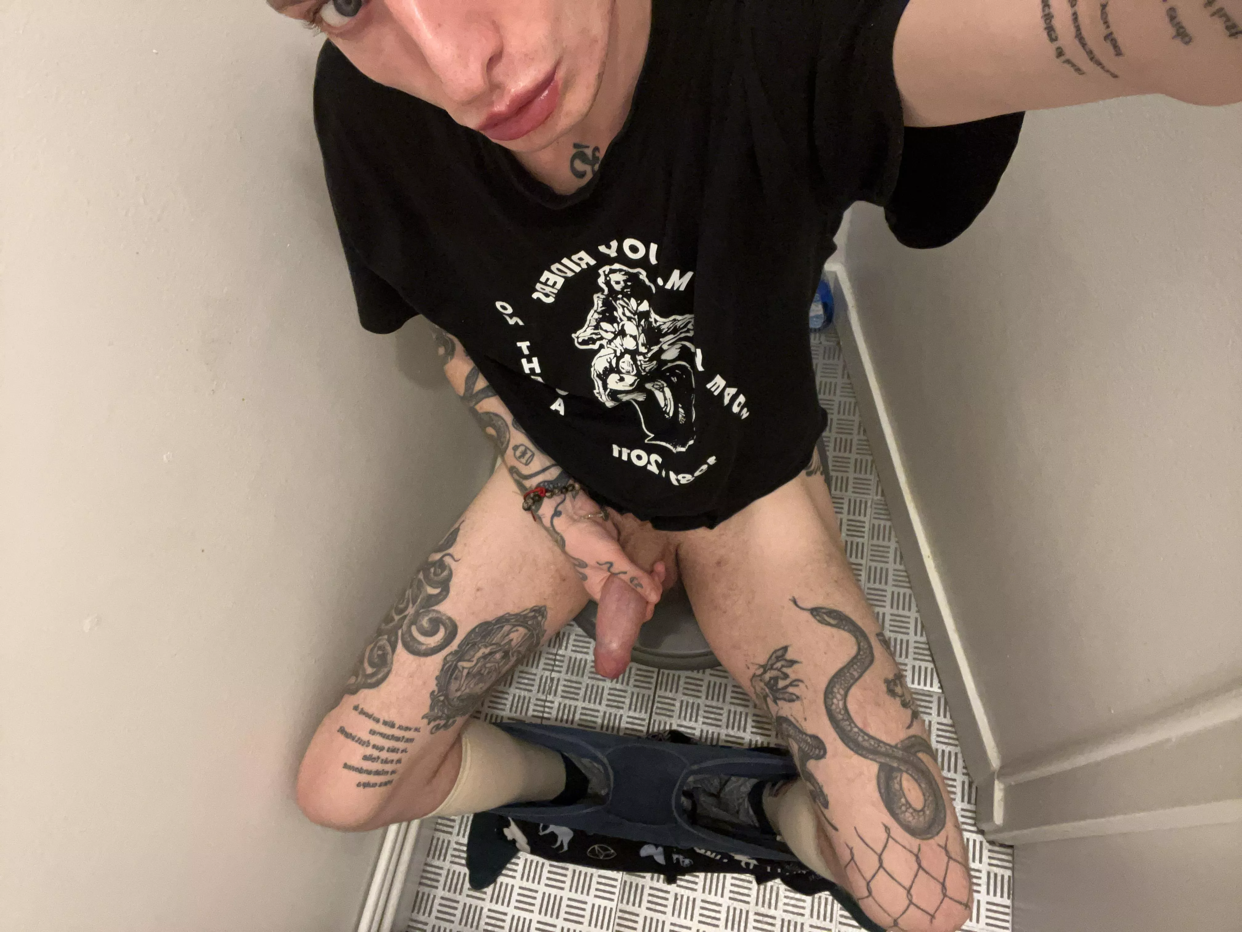 Who of you tattooed guys wanna have sex in public toilet?