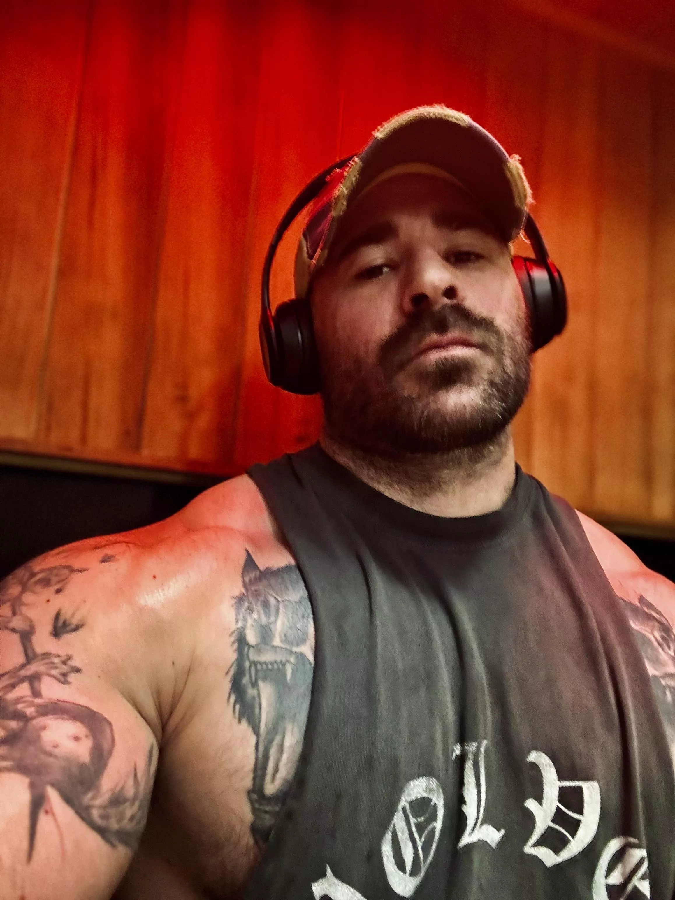 Who wants to suck daddy’s cock in the sauna?