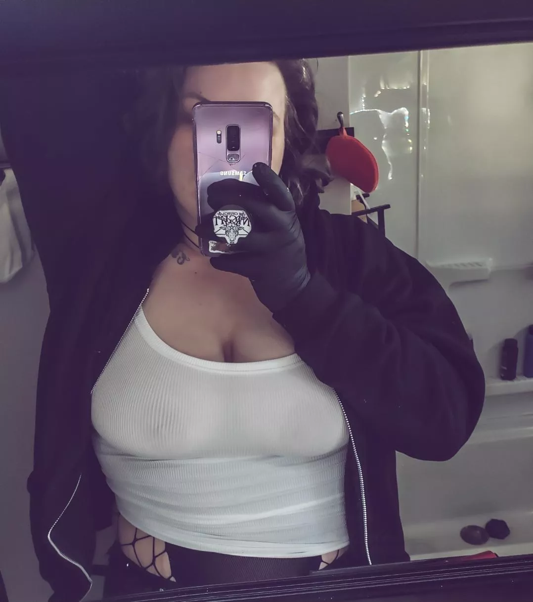 Would you allow your cleaning lady to show up like this 😏