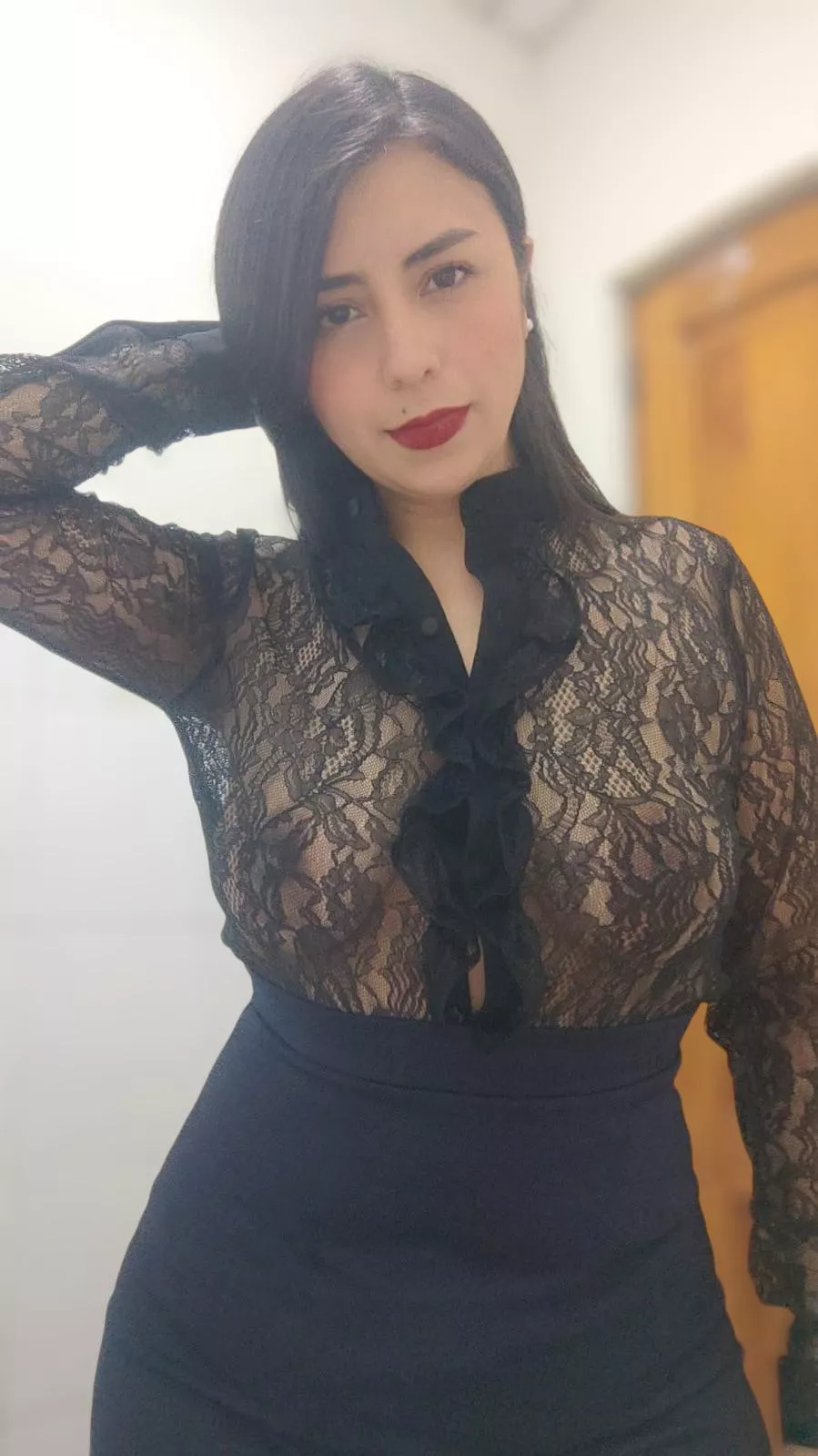 Would you help unzip me while I try on clothes? 💋