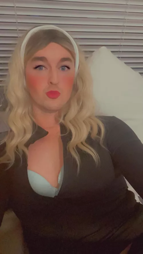 22 who wants to show me off and expose me to their friends?