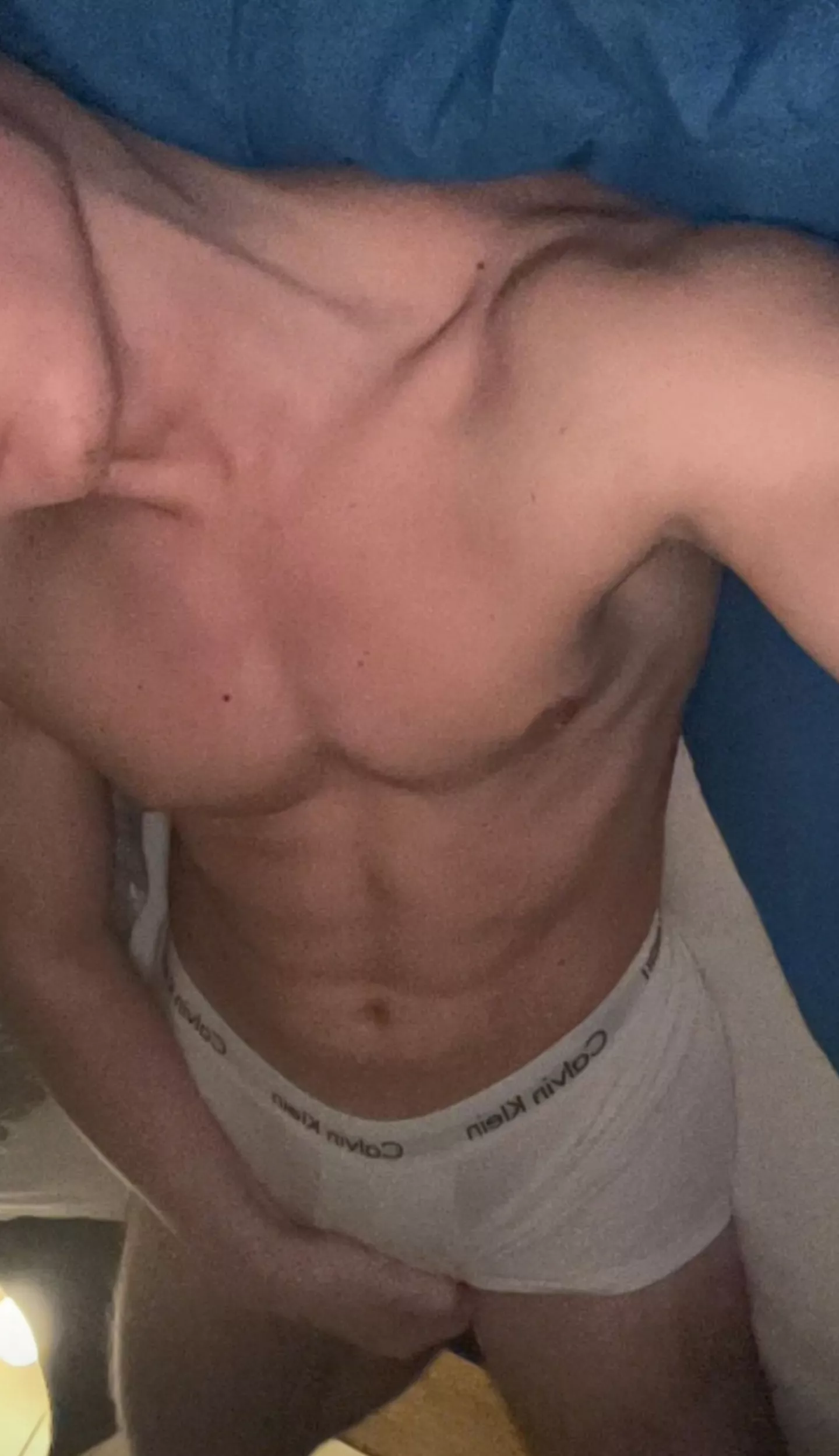 24 straight guy here. Anyone fit wanna snap? Please send me your face or body pic