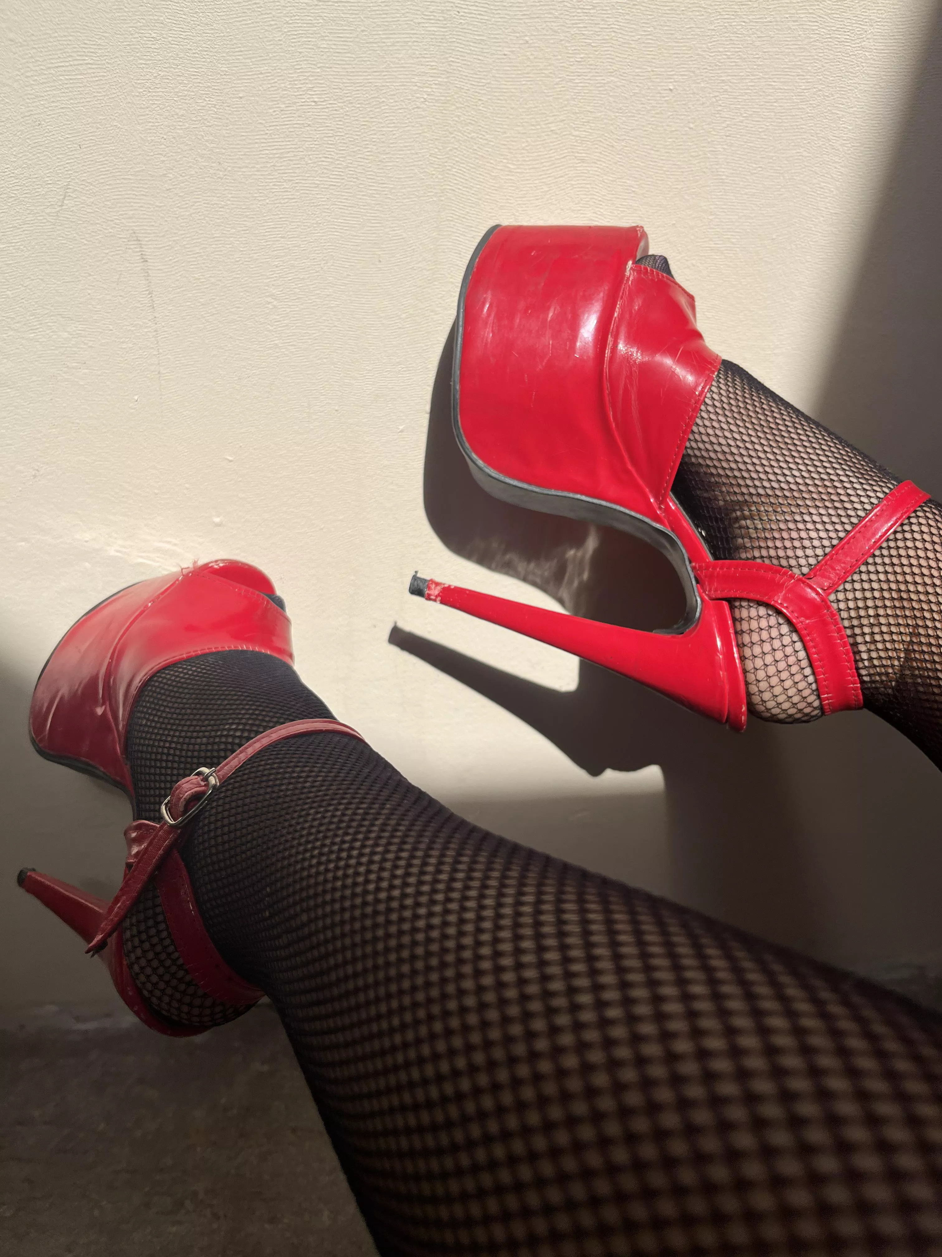 Black stockings and red heels. My favorite combination🔥