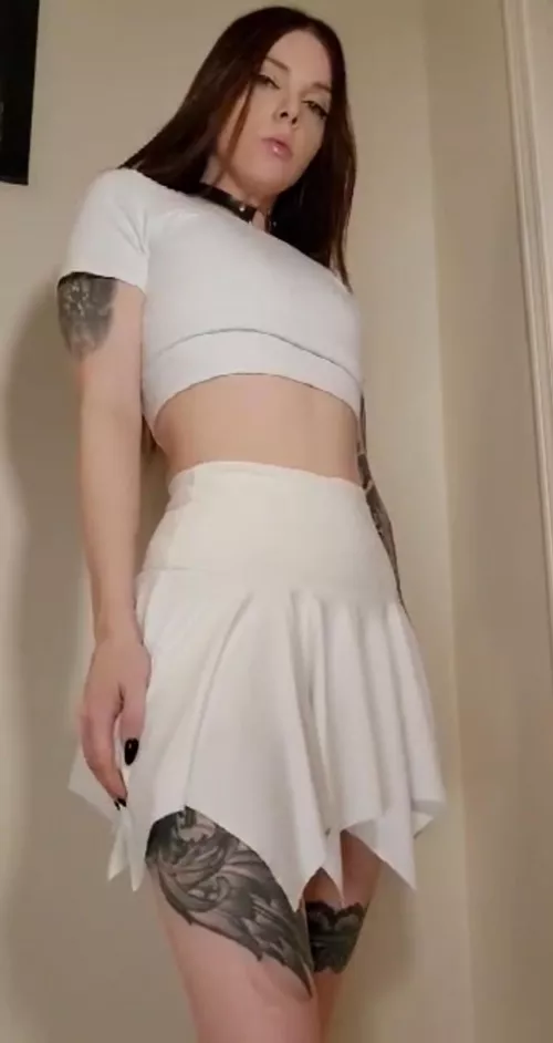 Crop tops and skirts are made to go together 🥵My entire style.