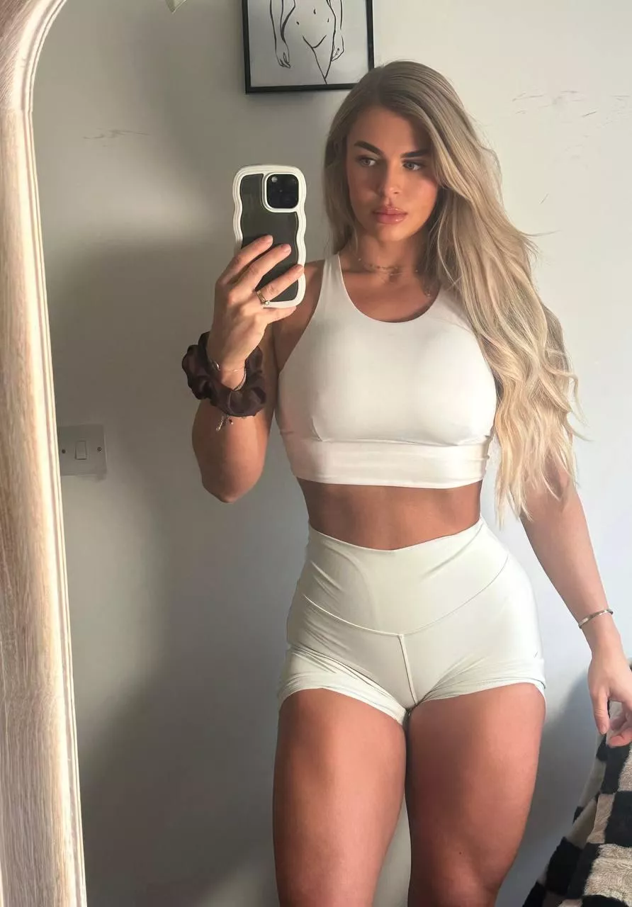 Feeling good in my croptop 💕