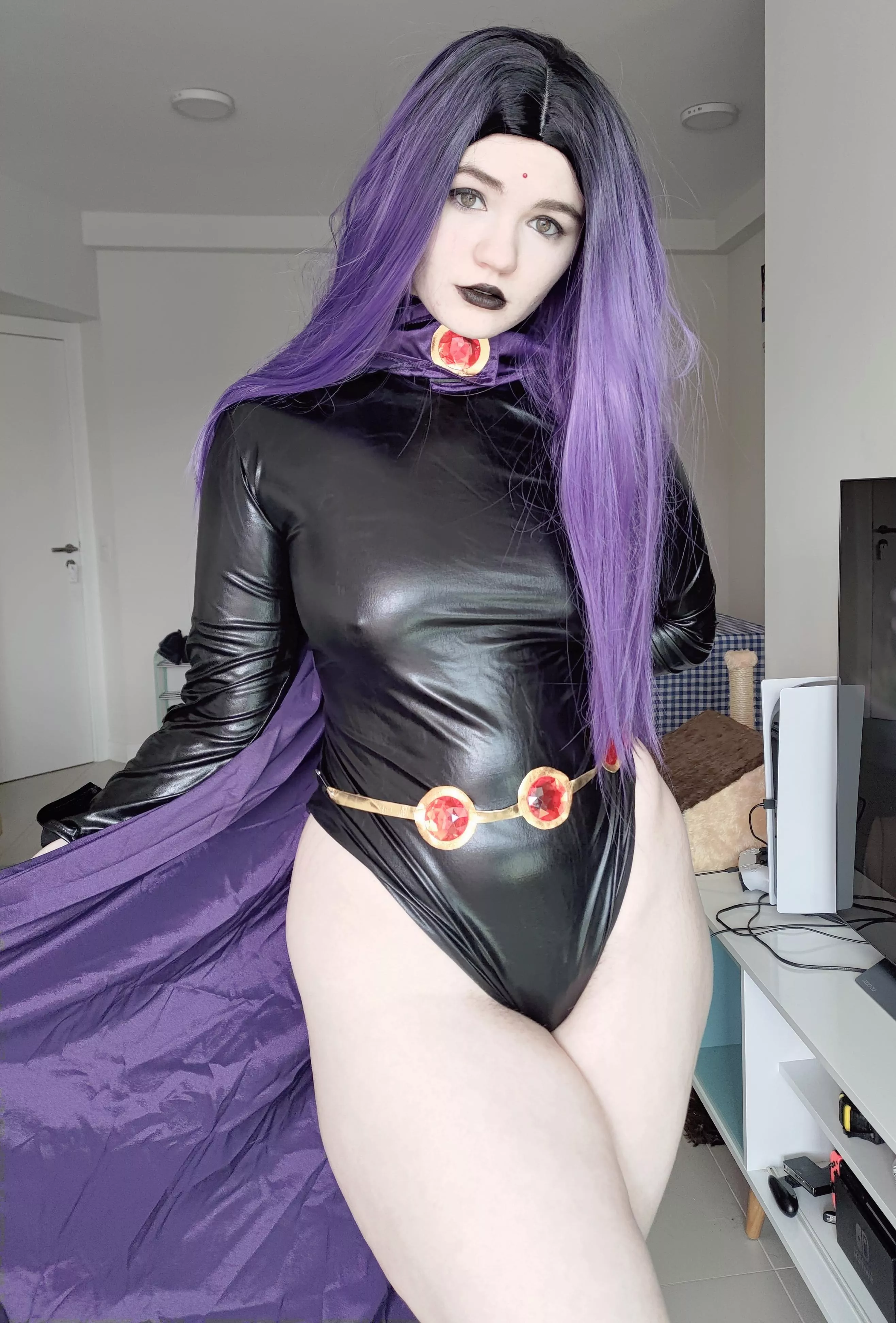 I hope you like a curvy Raven