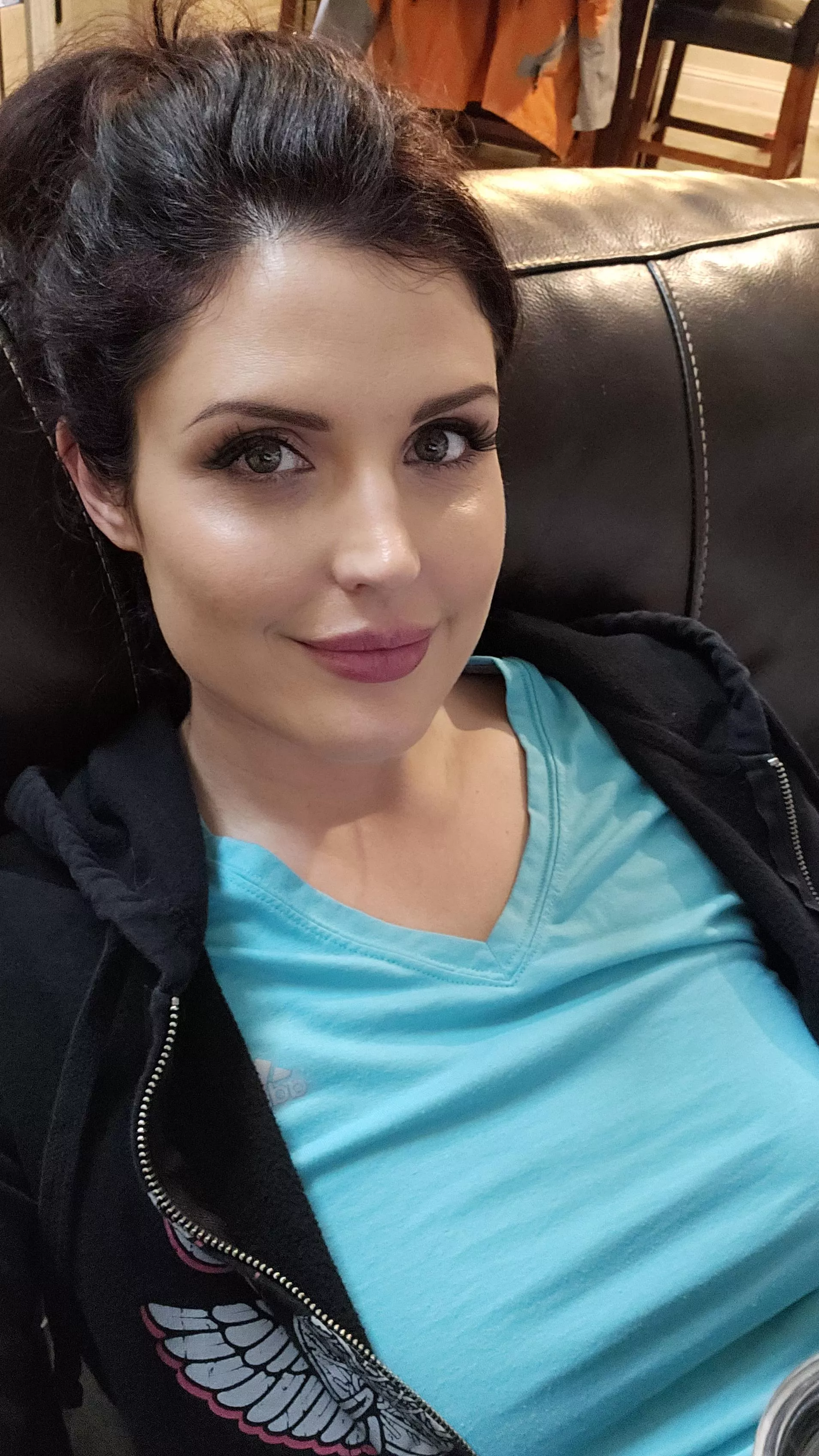 I know I'm not naked or in lingerie, but thought you might like this milfy selfie to switch it up