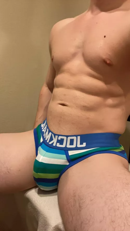 I love the way my bulge looks in these! 🩲