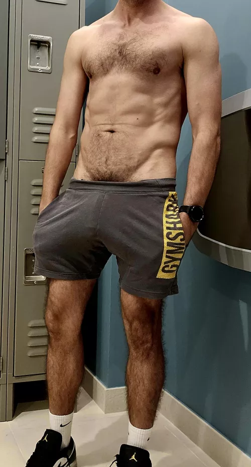 I love to see my bush in a gym during exercising