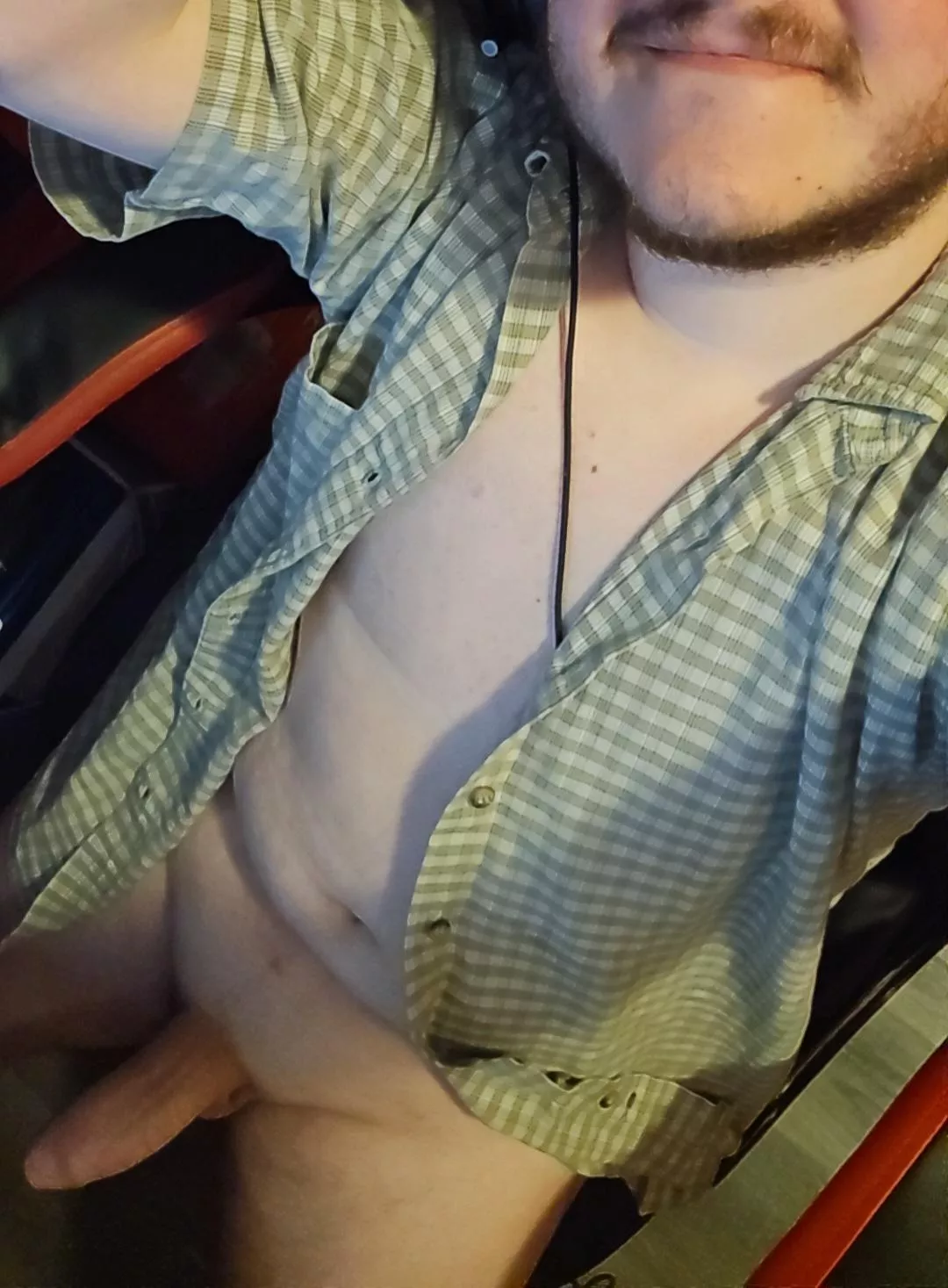 I think I dropped something under my desk, wanna grab it for me?