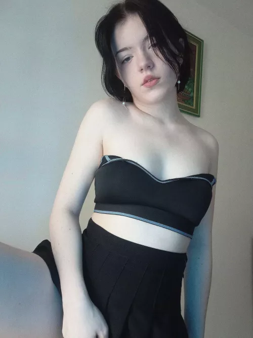 I'm 19, naughty, wild and have a thing for older dirty guys, is that a problem? 🖤