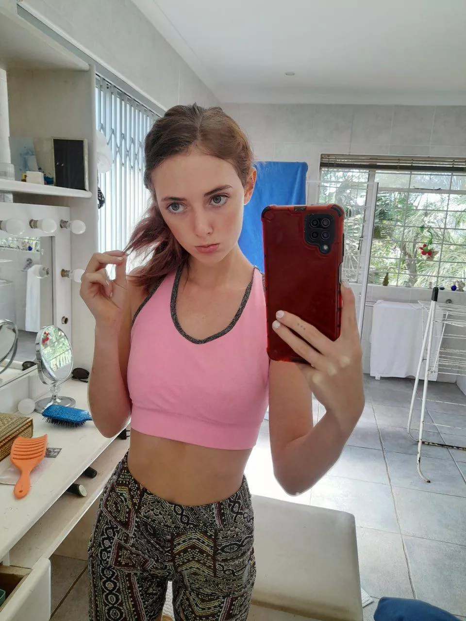 just chilling in my fav pink top, w8ing for that special someone F18