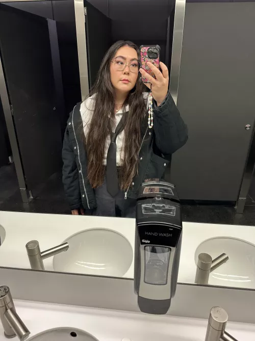 Just looking cute for a mirror selfie 🥰