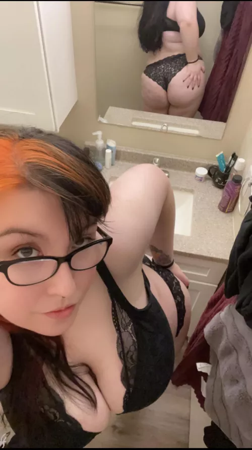 Newly single ✨ would you date a milf with a fat ass?