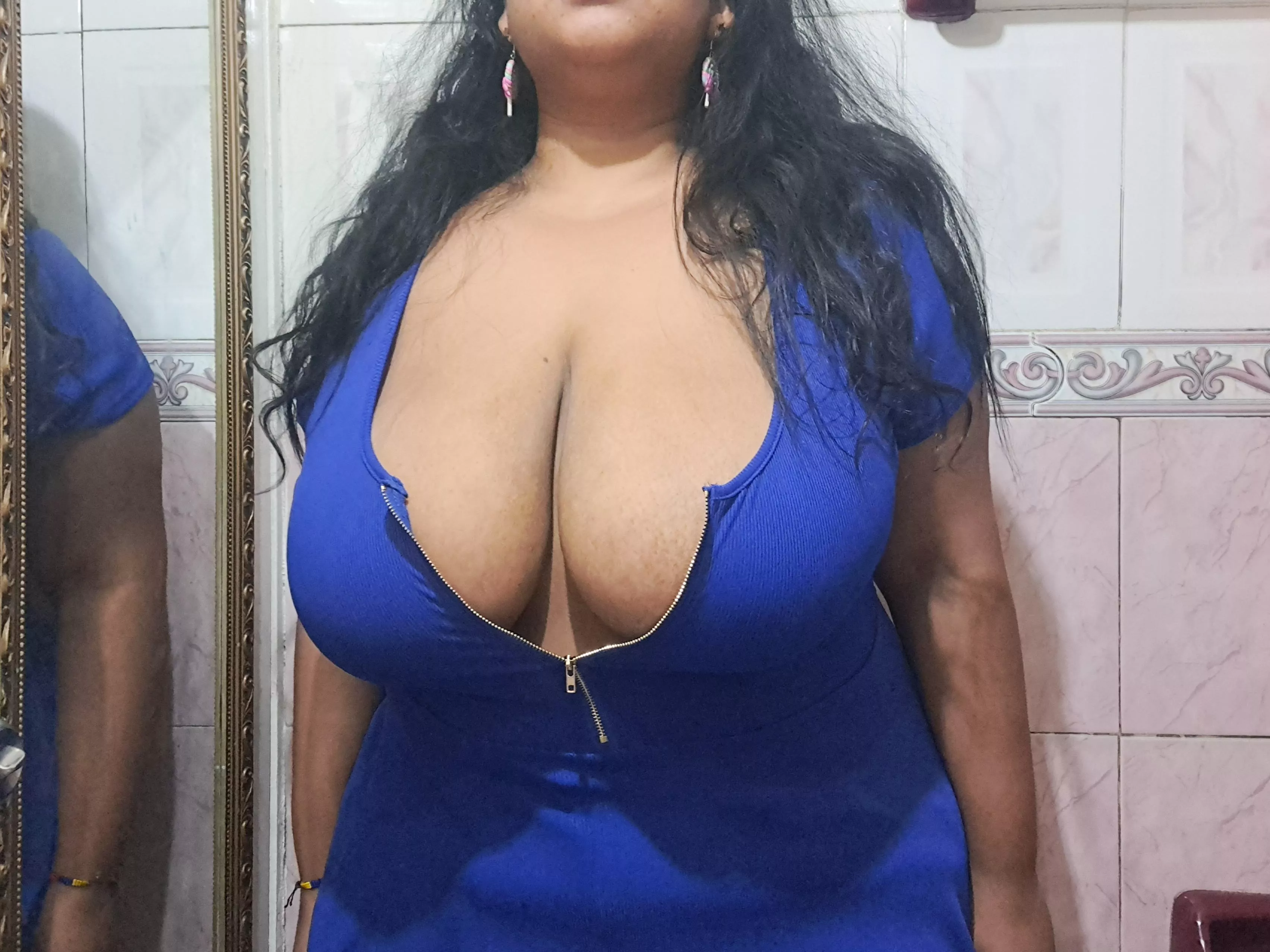 Pretty and curvy mamasita that loves to be naughty