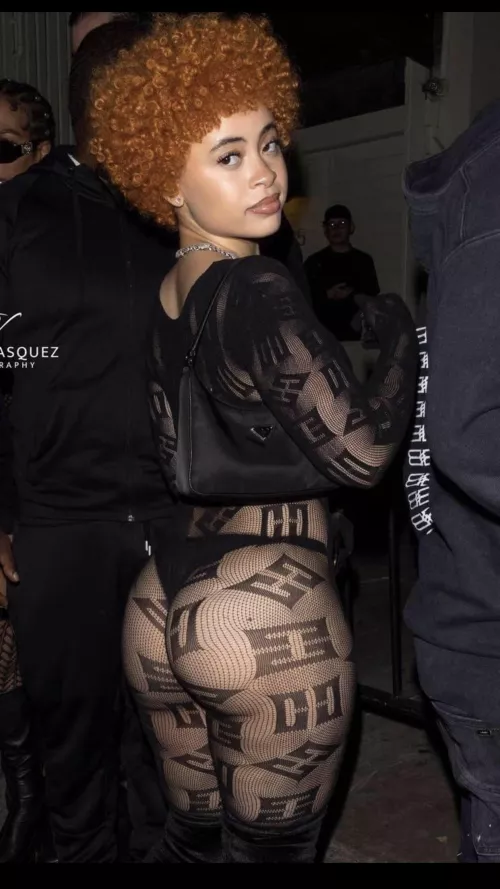 She a baddie she know she a ten