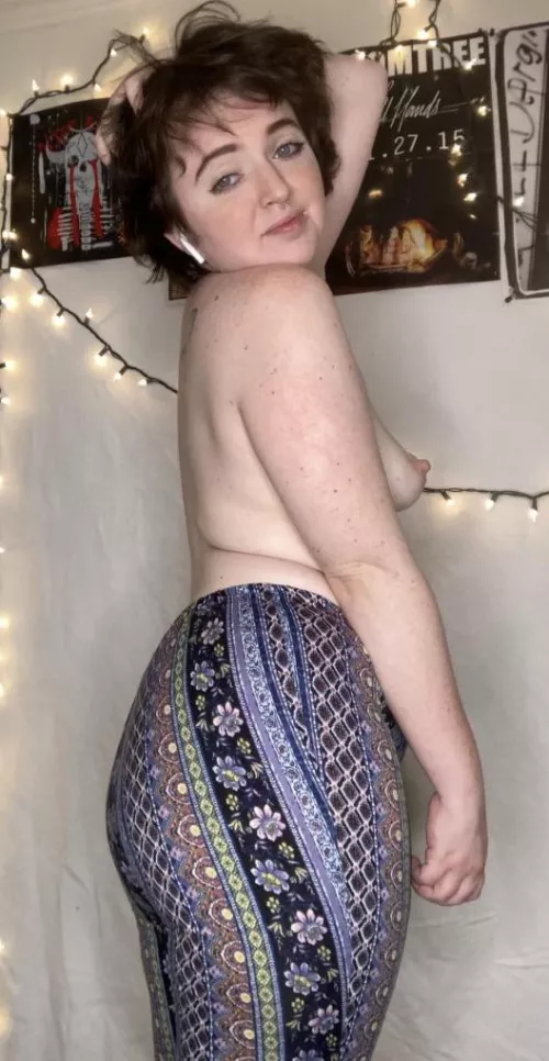 Shorthair side boob 😜