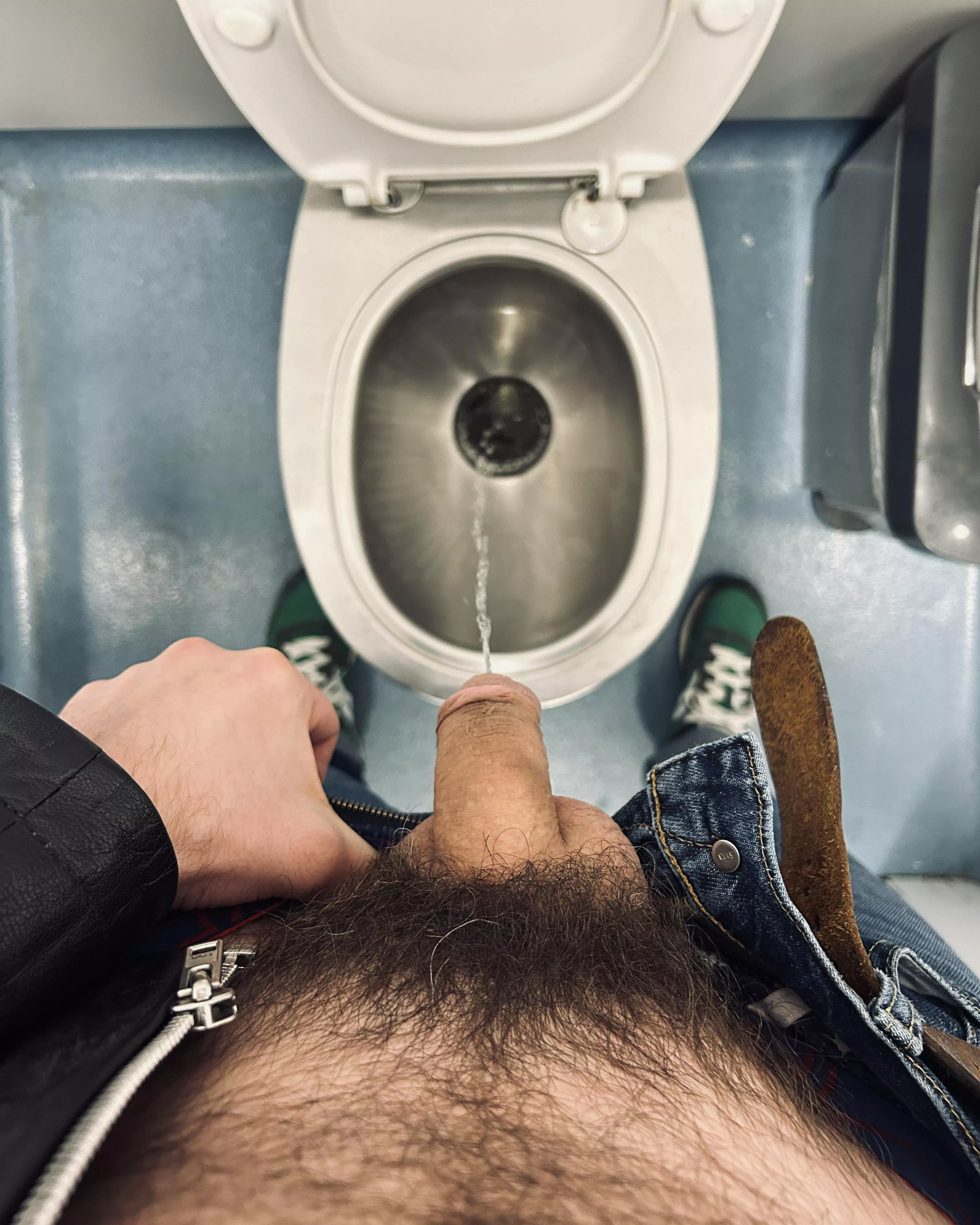 That one white pube tho...