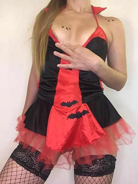 ​This vampire girl can't sleep. Do you want to come with me? ​