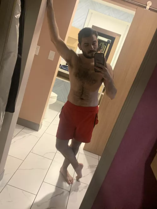 Throwback to a couple of weeks ago when I was at a hotel for a friend’s wedding and could not stop taking pics with this mirror 😌