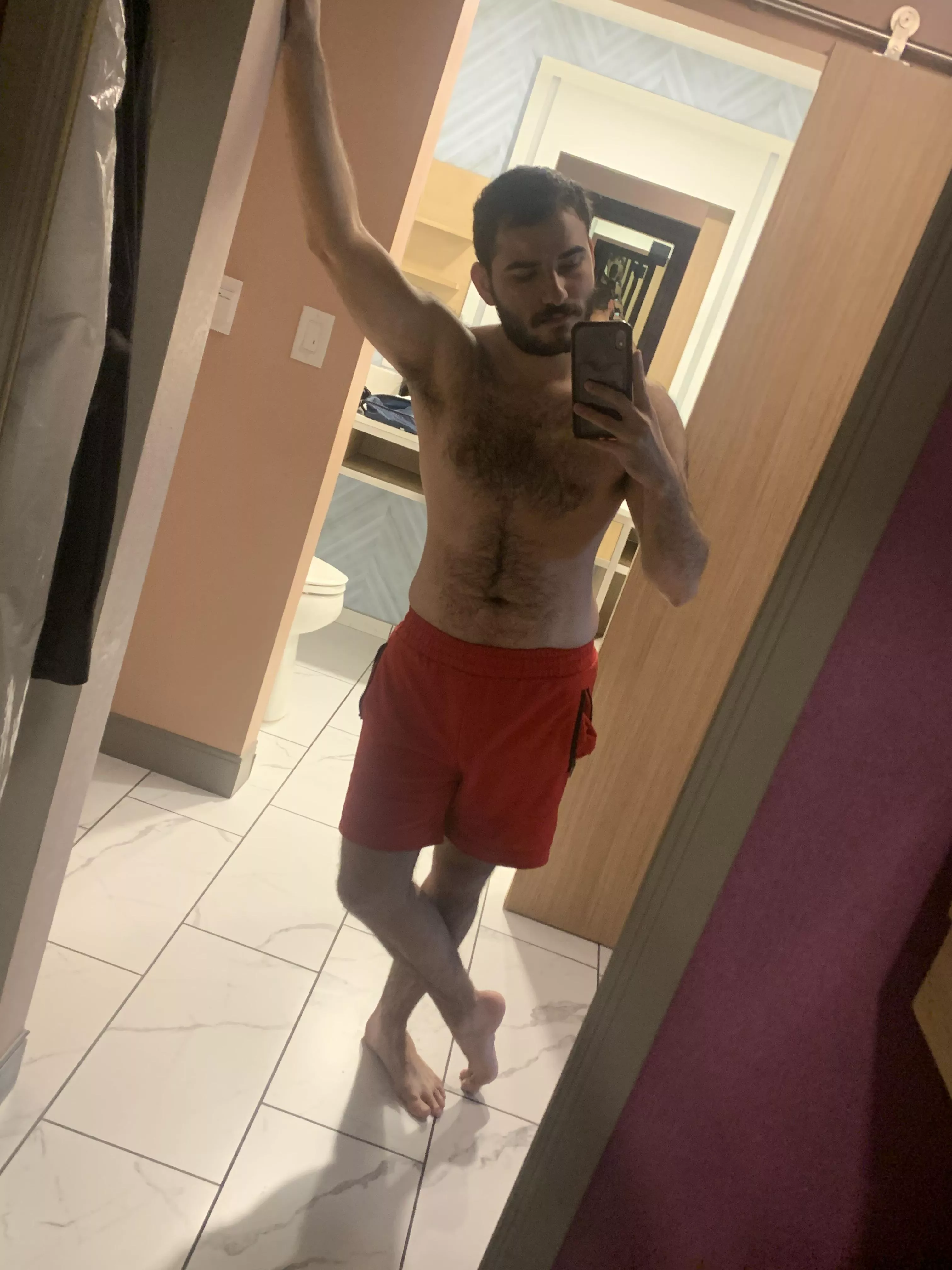 Throwback to a couple of weeks ago when I was at a hotel for a friend’s wedding and could not stop taking pics with this mirror 😌