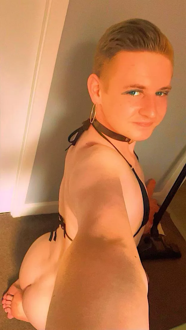 What do you think of my gorgeous soft soles in my bikini? 🌈