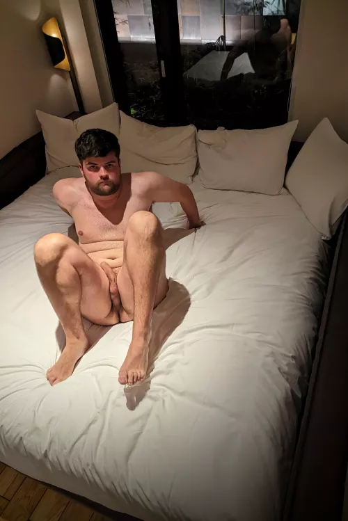 Who wants to cum & join me in bed? 😏